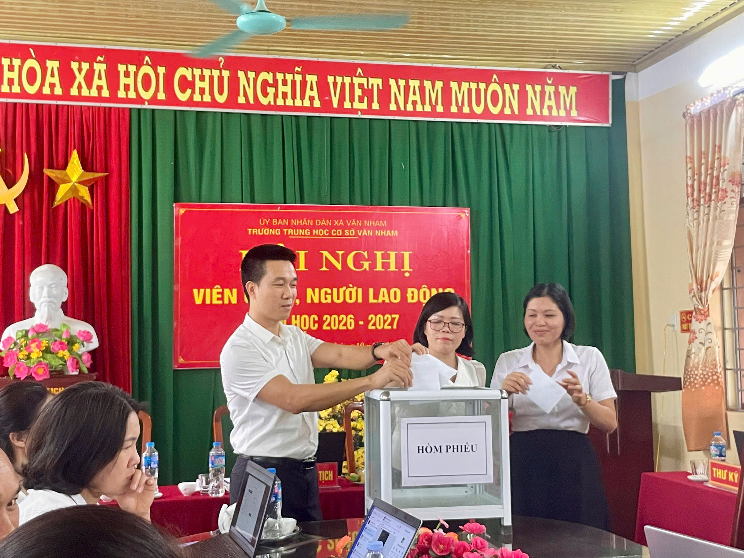 TRƯỜNG THCS VÂN NHAM TỔ CHỨC THÀNH CÔNG HỘI NGHỊ VIÊN CHỨC, NGƯỜI LAO ĐỘNG NĂM HỌC 2026 - 2027